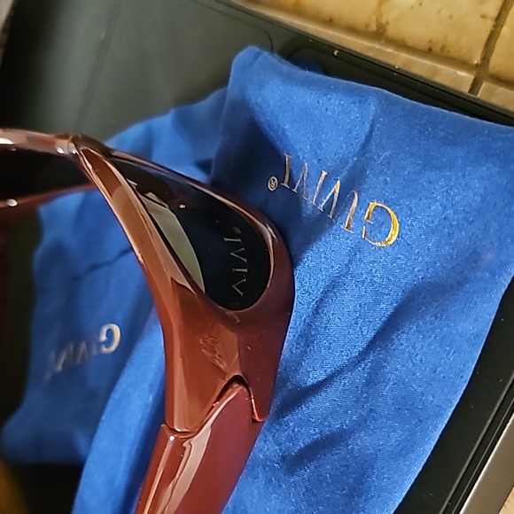 Guvivi maroon Sunglasses - Picture 2 of 4